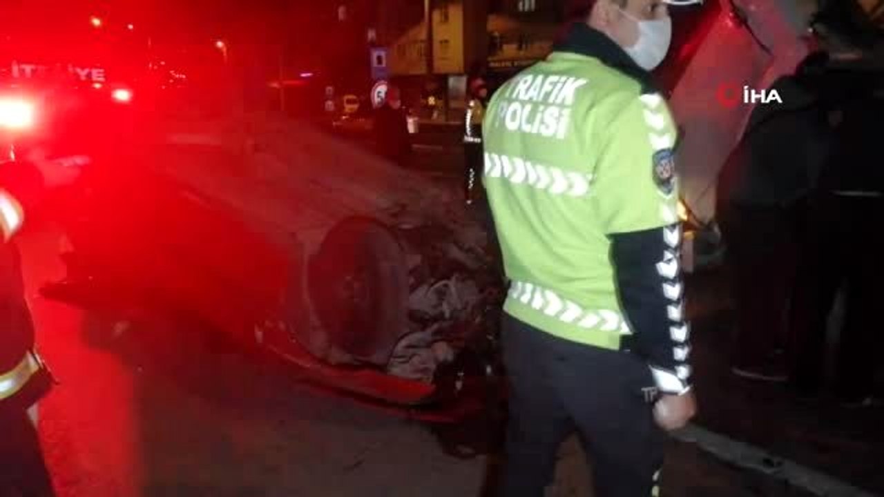 D100'de karayolunda karşı şeride geçen otomobil 2 araca çarptı: 1'i ağır 3 yaralı