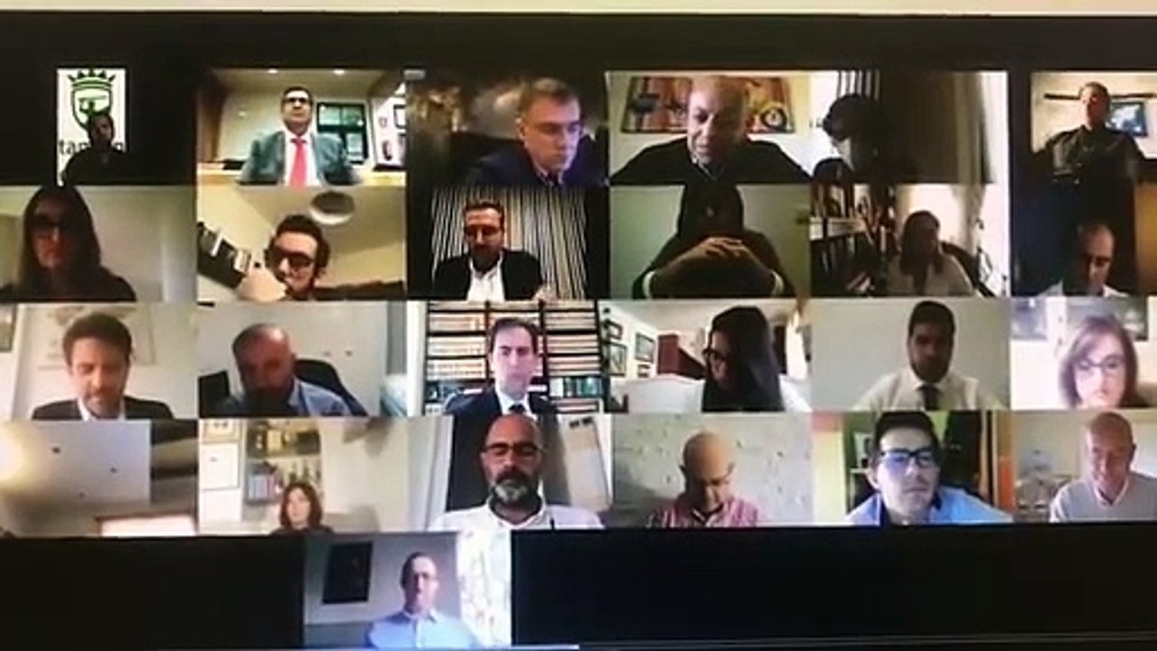 Vereador deixa microfone ligado enquanto vai ao WC numa videoconferência