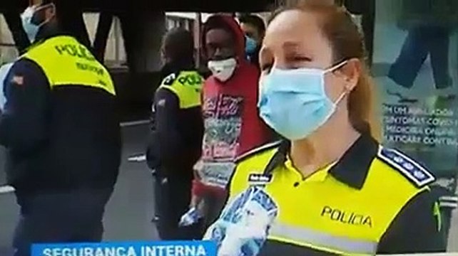 Jovem mostra como não usar a máscara enquanto polícia explica como usar