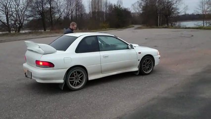 Isto sim é dar a verdadeira "escáfia" num Subaru Impreza
