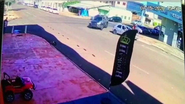 Vídeo mostra viatura da PM perseguindo motociclista que transportava 9 kg de maconha