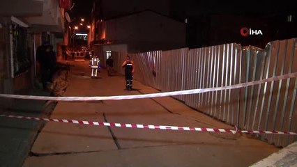 Esenler'de bina inşaatının bulunduğu sokağın zemininde kayma meydana geldi