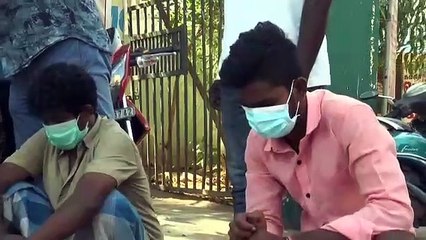 கொரோனா அவசர ஸ்டிக்கர் ஒட்டி வேகமாக வந்த வேன்.. மடக்கிய போலீஸ்