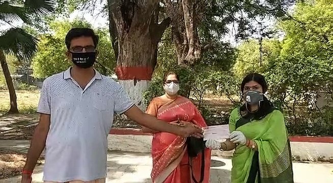 कानपुर: कोरोना आपदा से लड़ने हेतु क्षत्रिय महिला समिति ने डीएम को सौंपा चेक