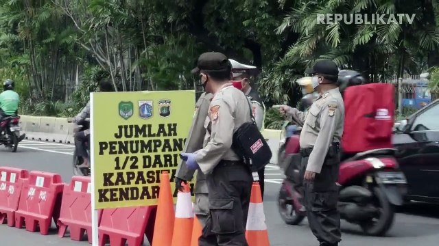 Warga mencuci tangan di sarana cuci tangan di kawasan Sudirman, Jakarta.