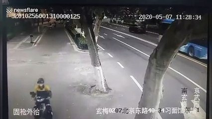 CCTV captures moment tree falls down hitting car in Nanjing