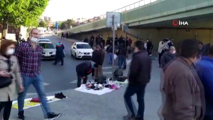 Sosyal mesafeyi hiçe sayıp, köprü altında açılan tezgahlara akın ettiler