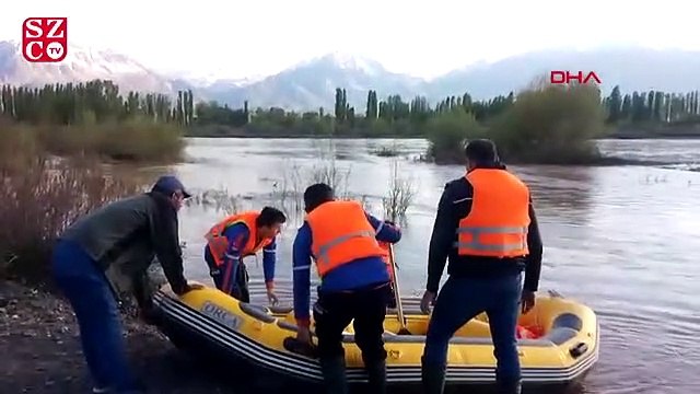 Karasu nehri ortasında mahsur kalan çobanın imdadına AFAD yetişti