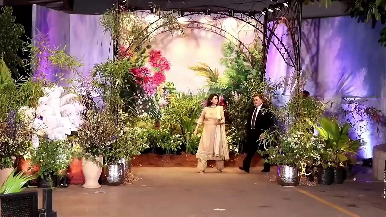 Rishi Kapoor With Neetu Singh Blesses Sonam Kapoor Anand Ahuja Best Video From Wedding Reception