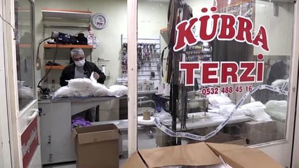 37 yıllık terzi gönüllü olarak maske ve tulum dikiyor