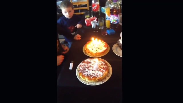 Maxime et ses amis et famille chantent la chanson de joyeux anniversaire