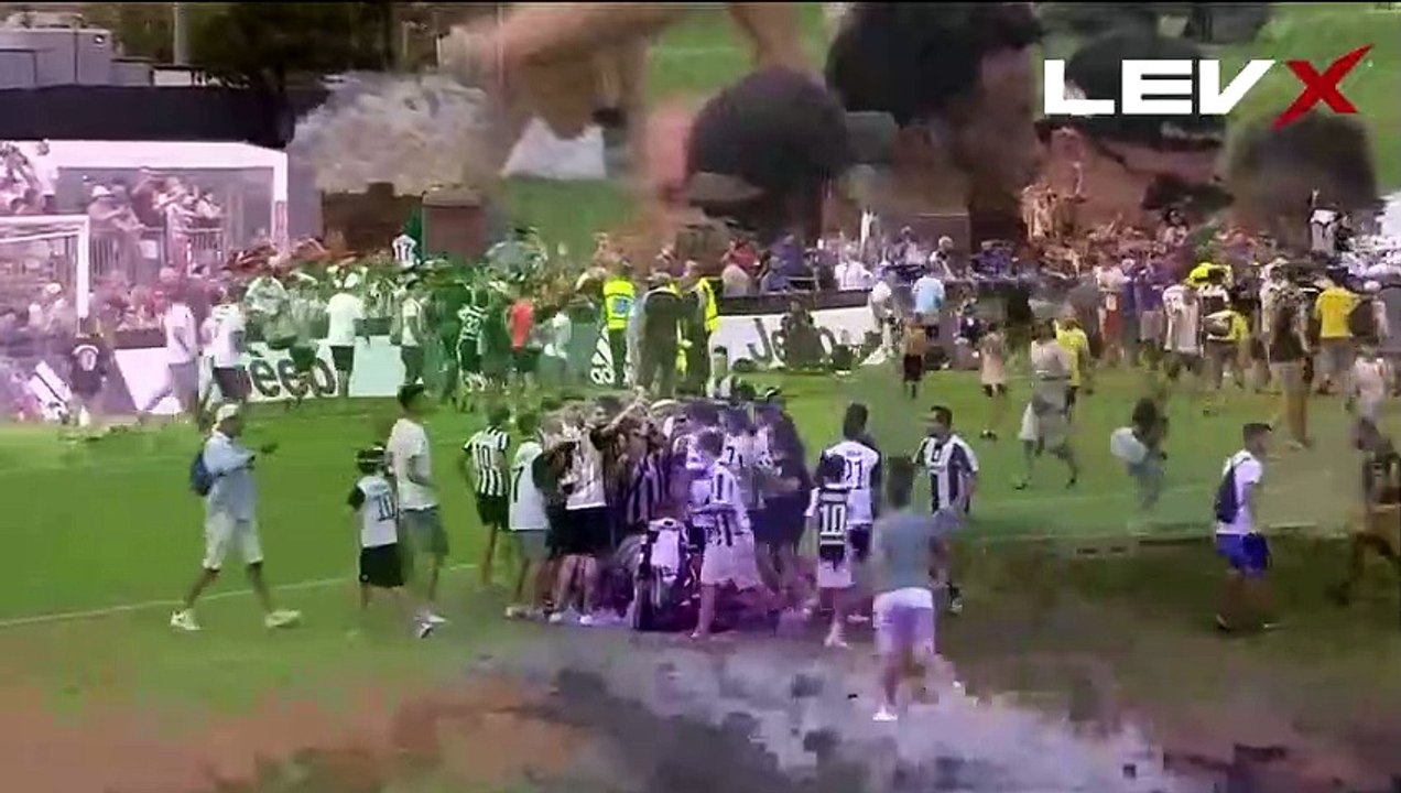 Ronaldo bị fan bủa vây