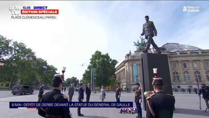 Descargar video: 8-mai: Emmanuel Macron dépose une gerbe de fleurs devant la statue du général de Gaulle