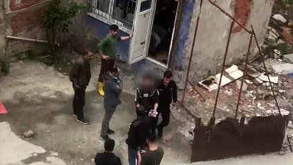 13 yaşındaki kızı taciz edip kaçırmaya çalışan 3 şüpheli, mahalleli tarafından dövülerek polise teslim edildi