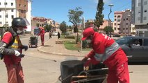 عمال النظافة المغاربة يقومون بعملهم على أكمل وجه رغم انتشار كورونا