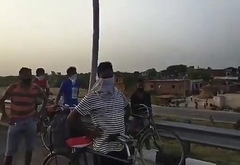 इटावा: बिहार जा रहे दिहाड़ी मजदूरों ने कहा प्रशासन ने नहीं की कोई सहायता