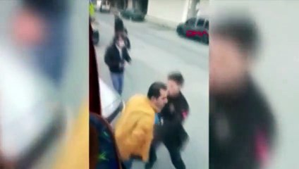 Bekçi, sopayla saldıran kişiyi vurdu