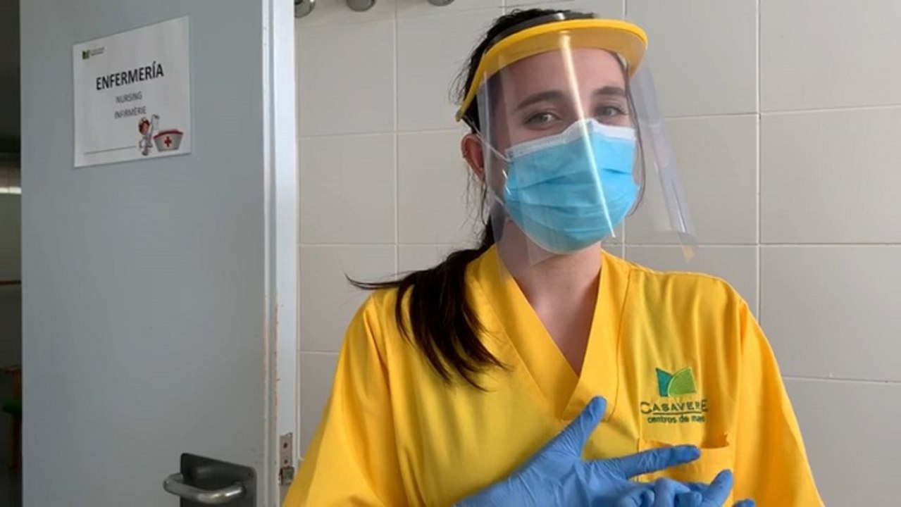 Sanitaria y anciana de residencia de ancianos