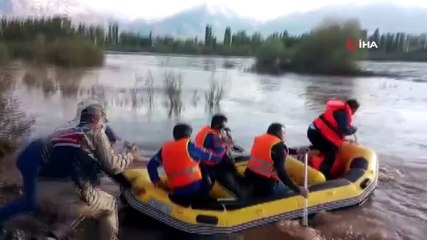 Nehrin ortasındaki adacıkta mahsur kalan çocuk botla kurtarıldı