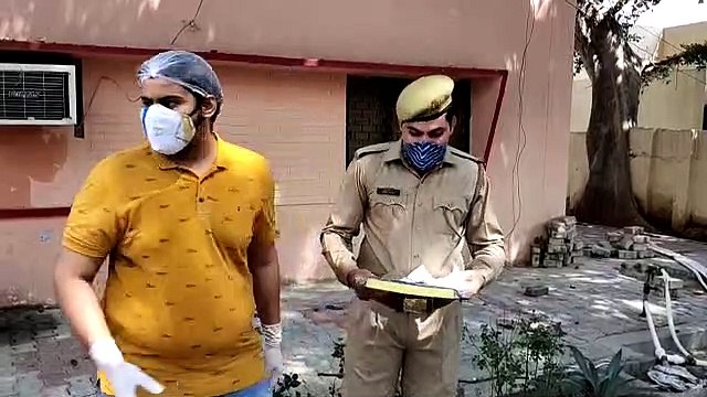 पुलिस अधीक्षक के बेटे ने कोरोना योद्धाओं के लिए मास्क वितरित किए