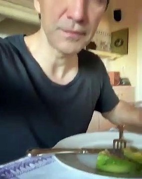 Ο αγουροξυπνημένος Σάκης Ρουβάς έφαγε πρωινό σαν... βασιλιάς! Δες τι τρώει κάθε μέρα!