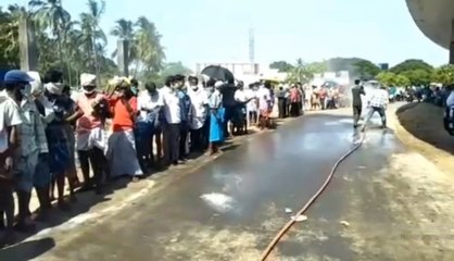 குடிகாரர்களை கிருமி நாசினி கொண்டு குளிப்பாட்டிய கடலூர் நகராட்சி.. வைரல் வீடியோ..