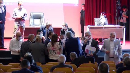 Adana Büyükşehir Belediye Meclisi'nde sosyal mesafe çelişkisi