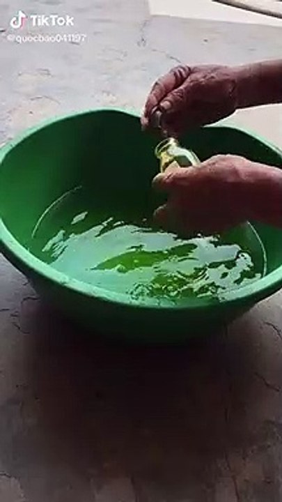 Người đàn ông nhúng sầu riêng khiến cộng đồng mạng xôn xao