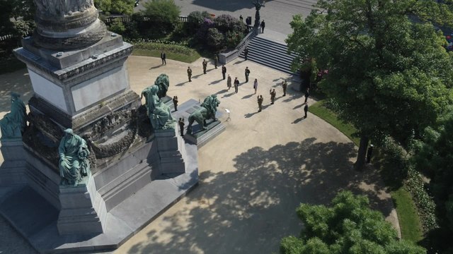 Vue aérienne du couple royal et de Sophie Wilmès commémorant la Libération à la Colonne du Congrès à Bruxelles