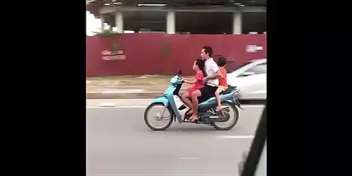 Ông bố cho con lái xe rồi sờ soạng người con gái