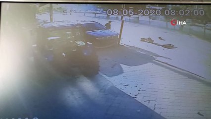Hızını alamadı, trafik ışıklarına çarparak durabildi...Lüks cipin kaza anı kamerada