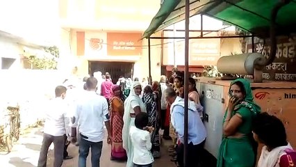 बैंक उपभोगताओं ने उड़ाई सोशल डिस्टेंशन की धज्जियाँ