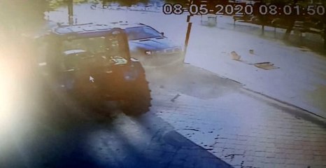 Hızını alamayan lüks cip trafik ışıklarına çarparak durdu