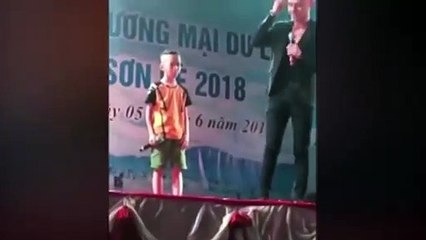 Fan Nhí hát hát với Hoa vinh