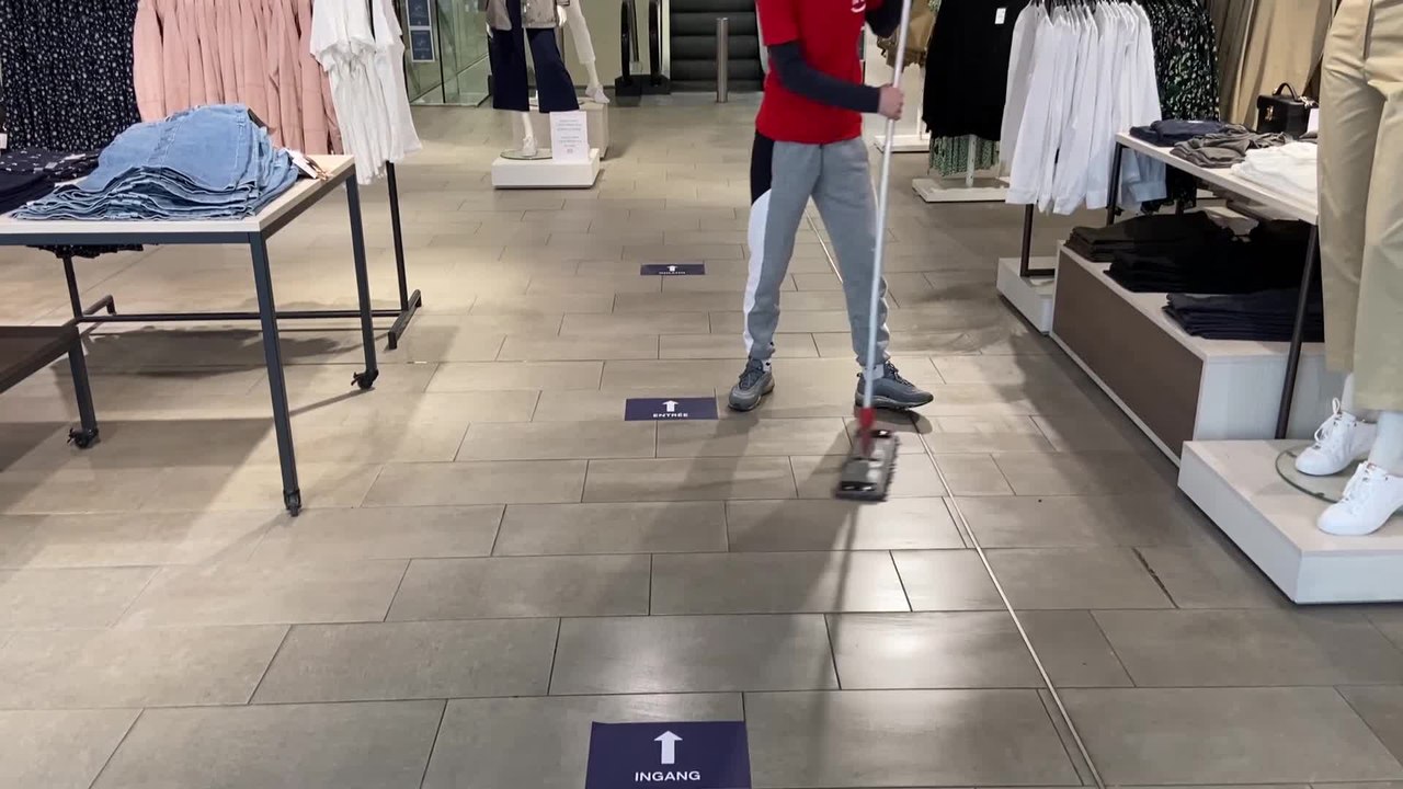 Déconfinement: les magasins de vêtements se préparent à la réouverture