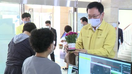 [인천] 어버이날 행사 취소...노인 일자리 참여자에 카네이션 / YTN