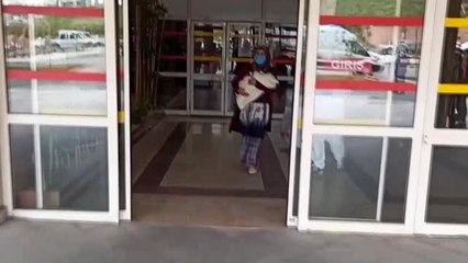 Kovid-19'u yenen anne ve bebeği alkışlarla taburcu edildi