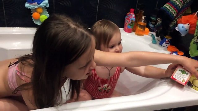 João Paulo de Carvalho Lofiego Sophia Brincando na Banheira