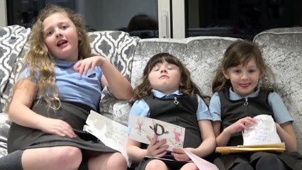 Sophia , Isabella e Alice Lendo Cartas