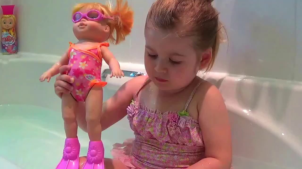 Sophia Brincando com sua Boneca Nadadora João Paulo de Carvalho Lofiego