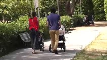 Niños paseando y jugando por plazas, calles y parques