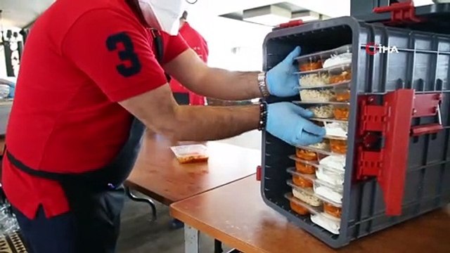 Kadıköy’de usta aşçı ve şefler, yaşlılara sıcak yemek dağıttı