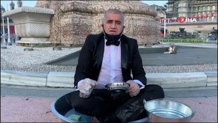 Sanatçı Aydın Taksim’de leğende yıkandı