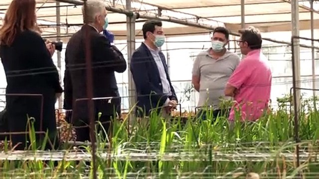 Juanma Moreno anuncia una línea de ayudas en apoyo al sector de la flor cortada