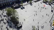 Sokağa çıkma kısıtlaması öncesi Eminönü Meydanı'nda insan yoğunluğu
