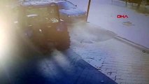 BURSA Lüks otomobilin trafik lambasına çarparak durduğu kaza kamerada