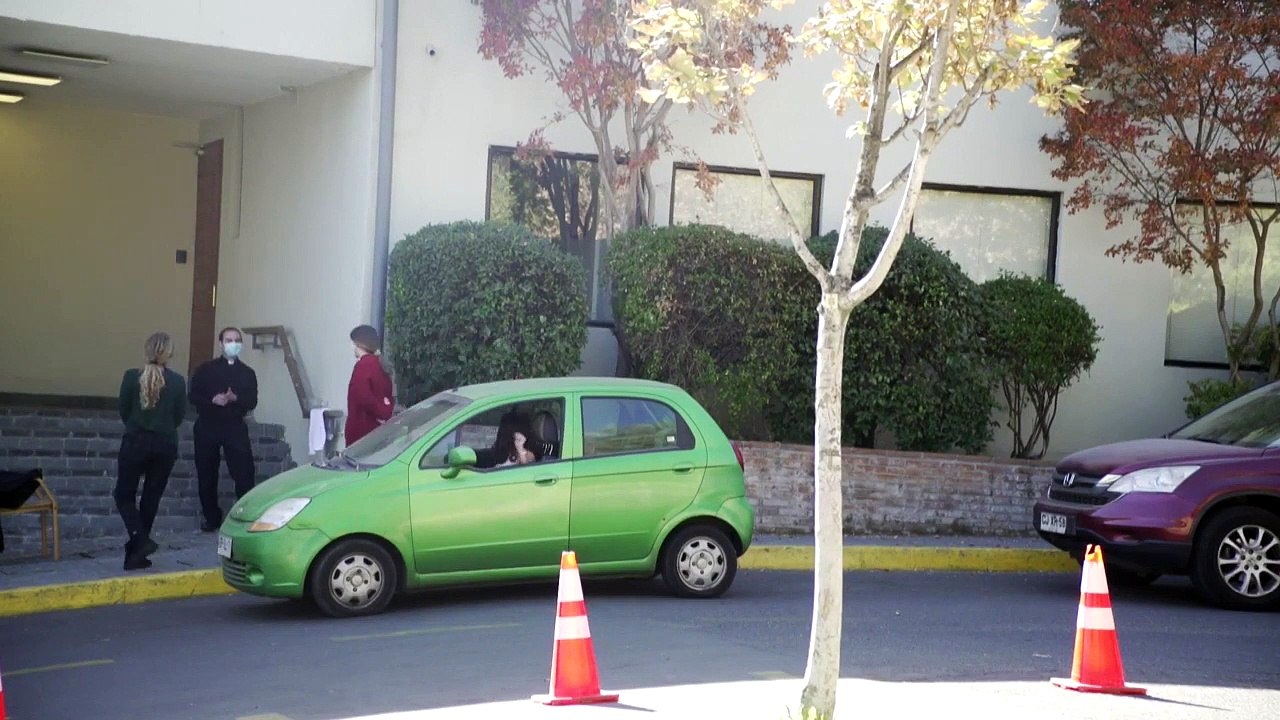 Padres chilenos adotam 'drive-thru' para confissões de fiéis