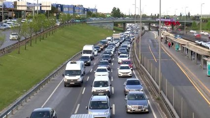 İSTANBUL'DA BAZI NOKTALARDA TRAFİK YOĞUNLUĞU OLUŞTU