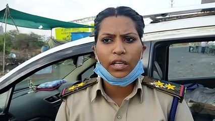 Tải video:  अपनी तनख़्वा से 18 हज़ार रूपए निकाल कर राऊ पुलिस ने गरीबों को चप्पलें बांटी