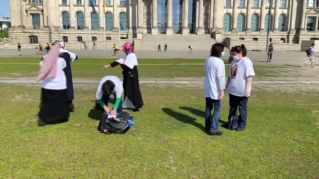 PKK tarafından kızı kaçırılan Maide T. Alman Meclisi önündeki eylemini sürdürüyor